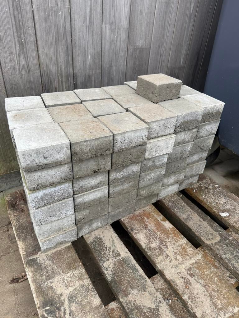 Partij grijze betonklinkers 109 stuks 11x11x6cm, Ophalen, Zo goed als nieuw
