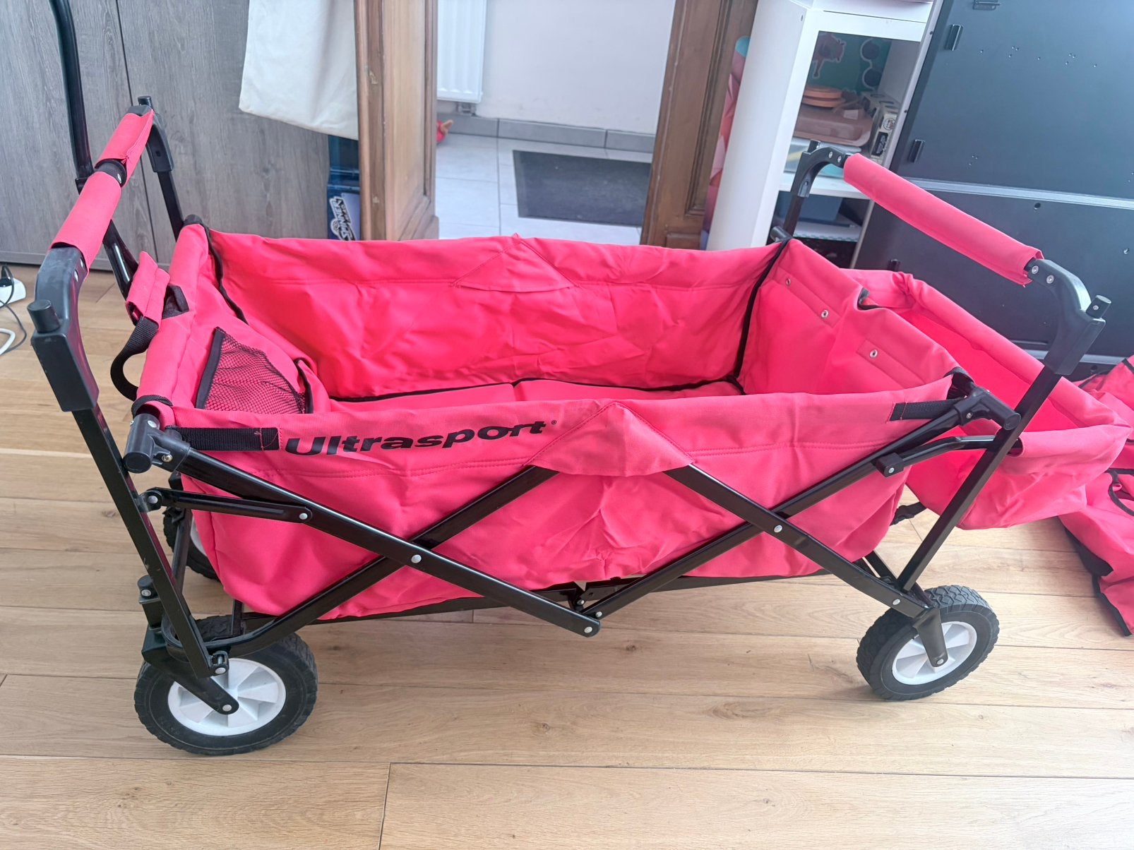 Chariot de transport, Contacten en Berichten