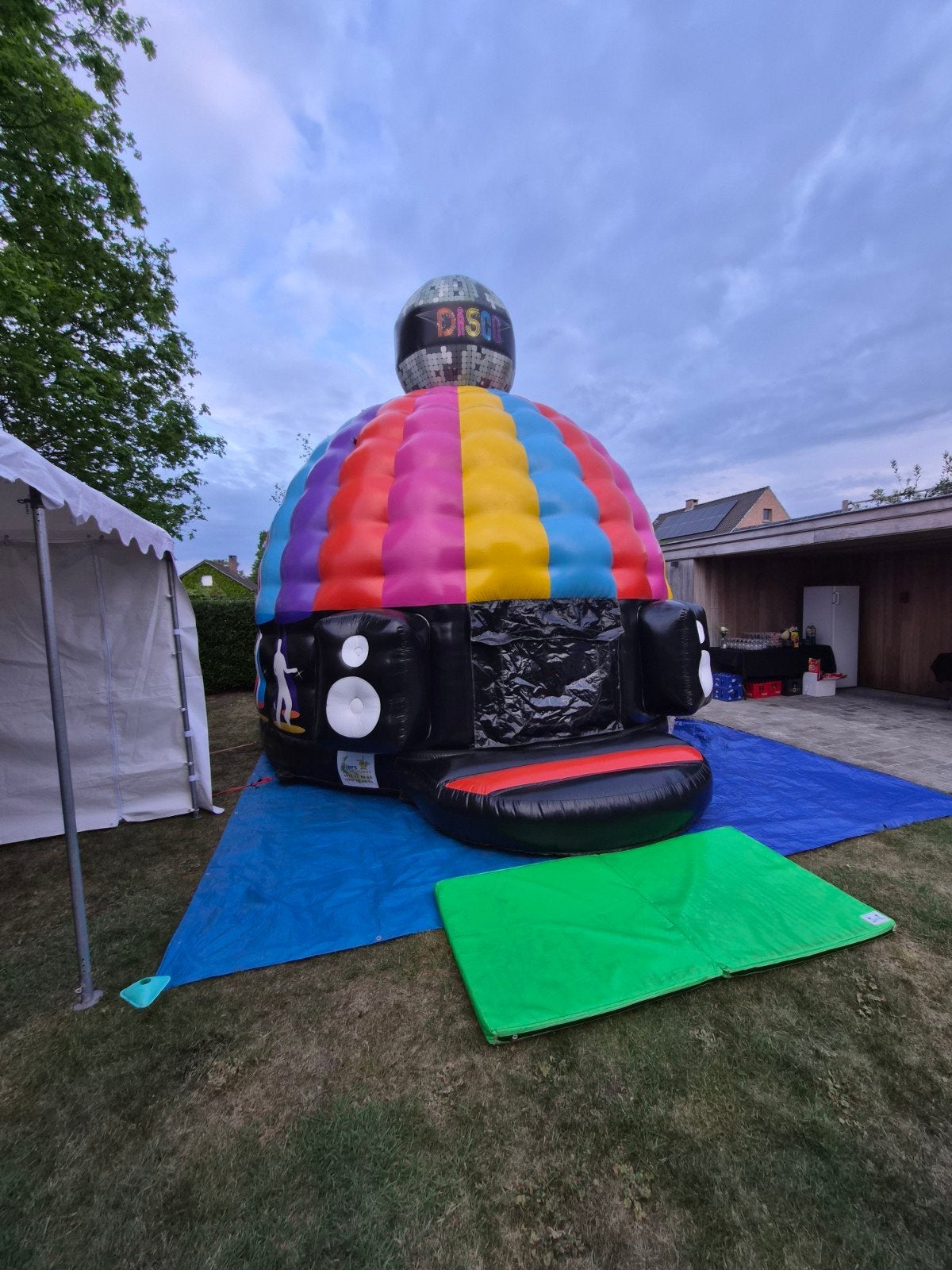 disco springkasteel met discolichten en muziekbox te huur, Verzenden