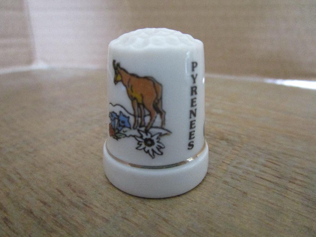 2 Vingerhoedjes Pyreneeën, Ophalen of Verzenden, Nieuw, Porselein