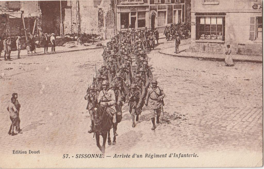 MILITAIR - Aankomst Infanterie Regiment in Sissonne, Verzamelen, Postkaarten | Themakaarten, Verzenden, Voor 1920, Gelopen, Overige thema's