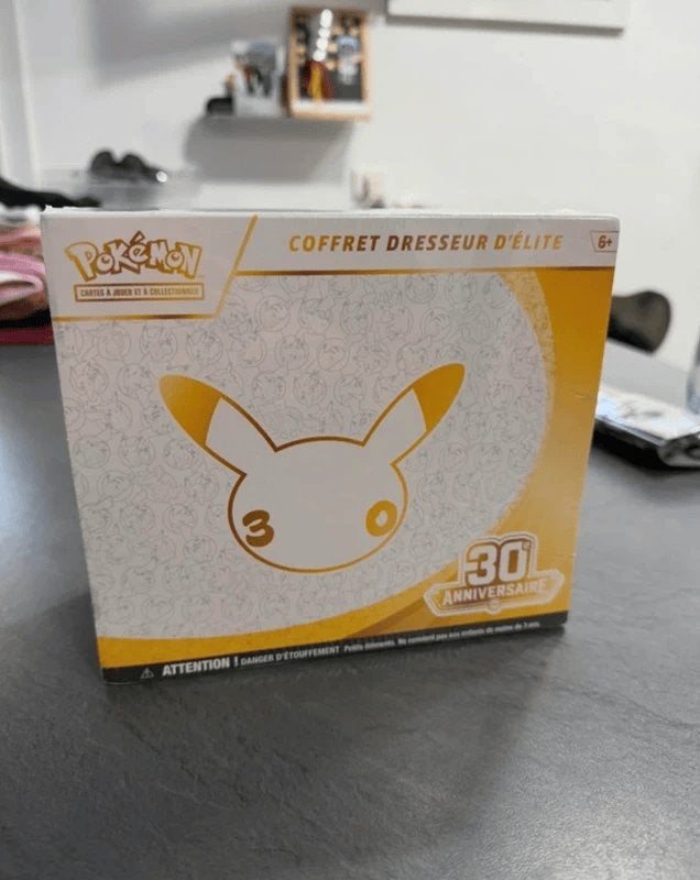 Coffret Elite Pokémon 30 ans scellé, Hobby & Loisirs créatifs, Enlèvement ou Envoi, Neuf, Booster box