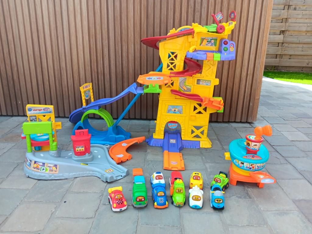V-Tech Toet Toet  garage + Tornado Stuntpark racecircuit, Enfants & Bébés, Jouets | Vtech, Enlèvement