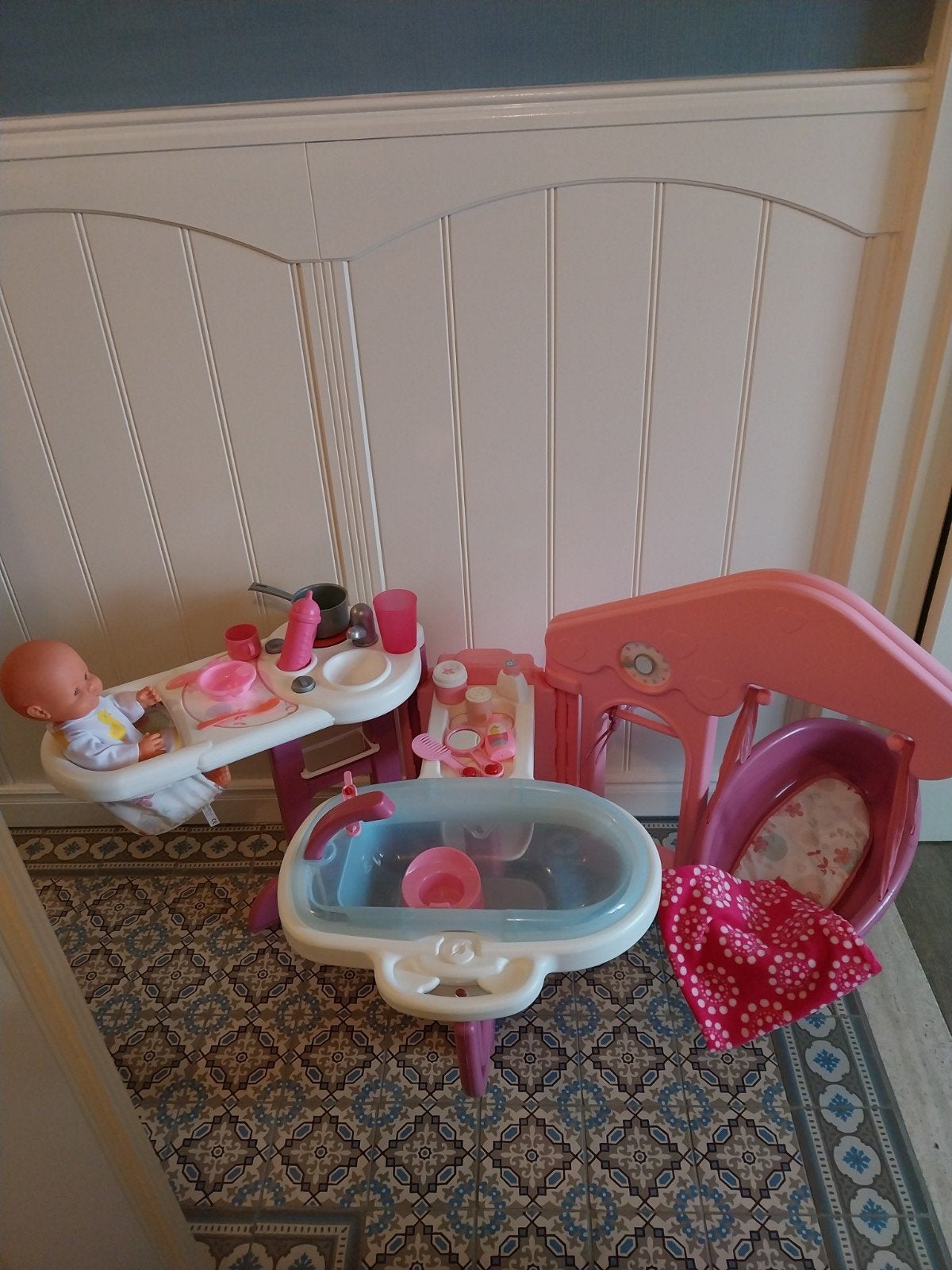 poppenverzorgingstafel met toebehoren en pop, Kinderen en Baby's, Speelgoed | Poppen, Ophalen, Zo goed als nieuw