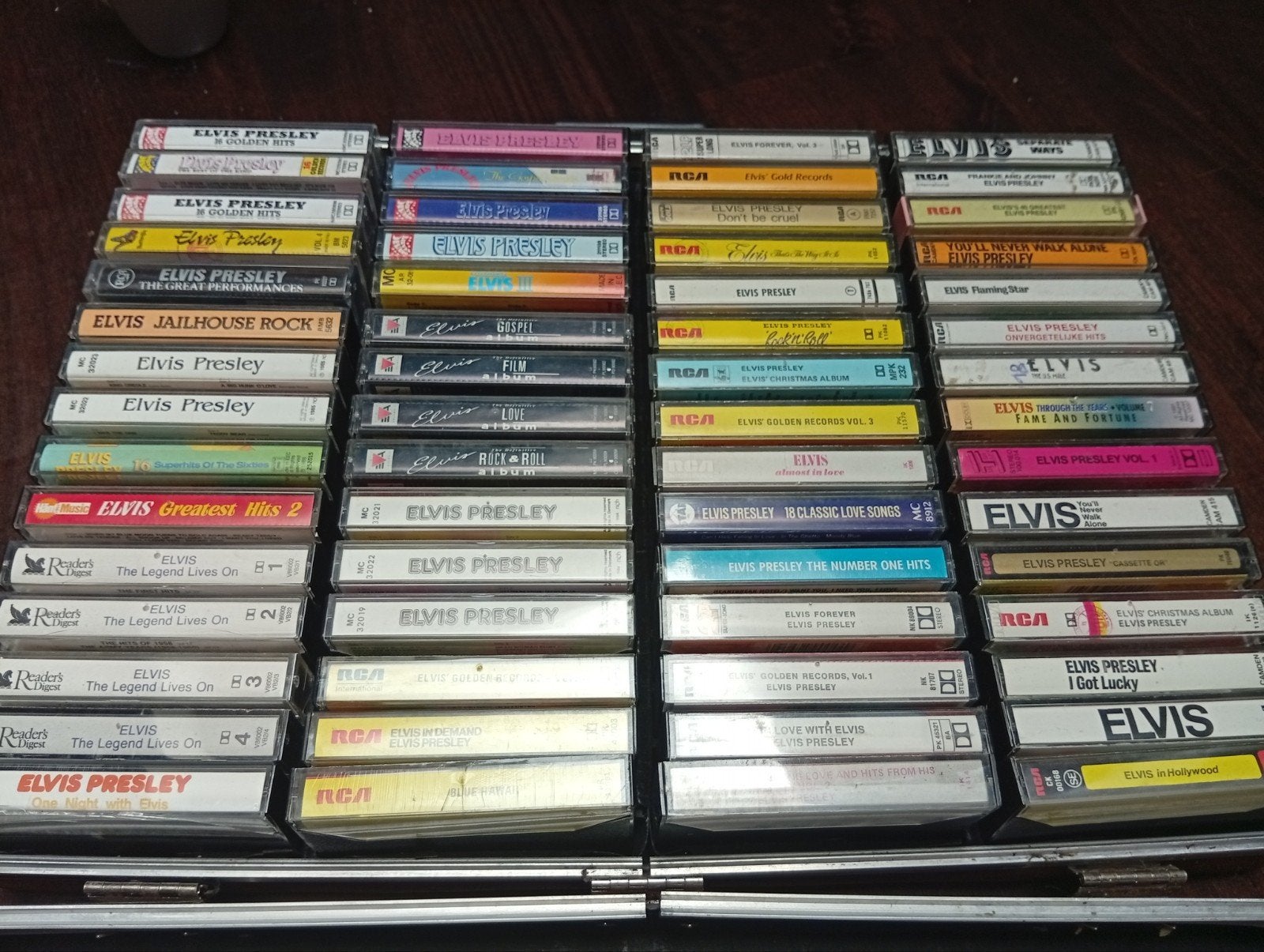 Verzameling Elvis muziek cassettes, Ophalen