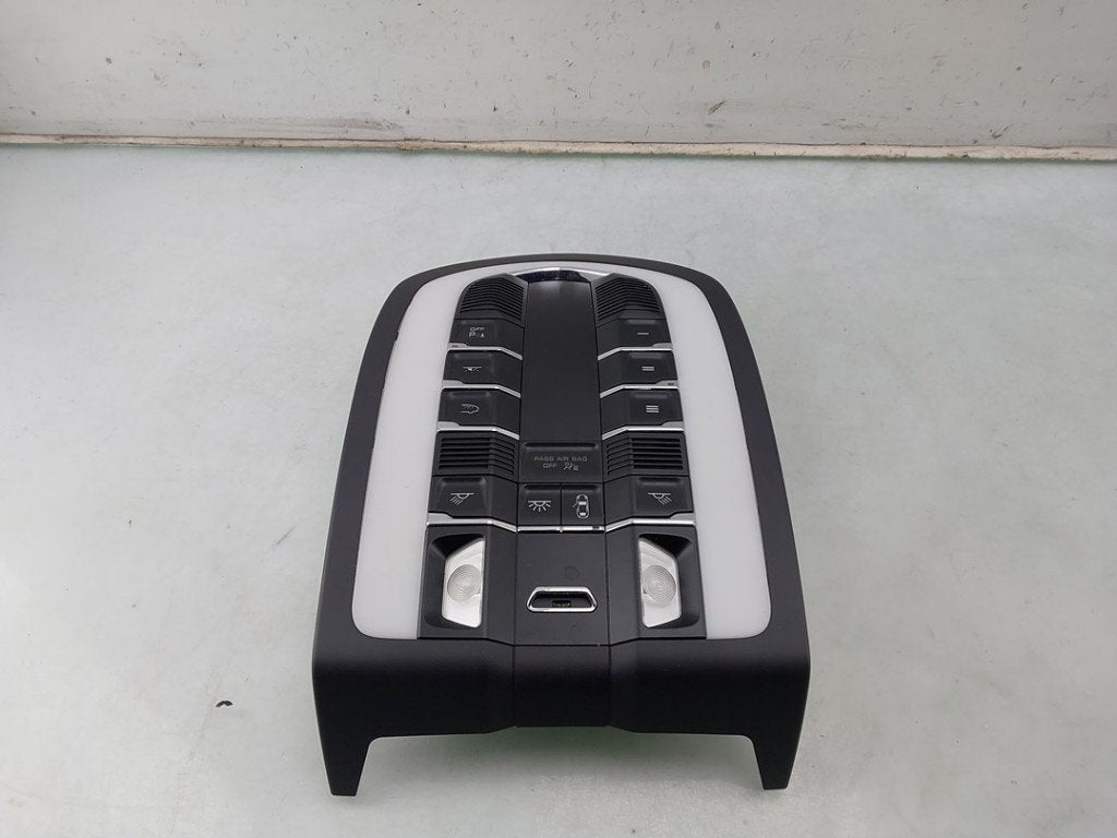 BINNENVERLICHTING VOOR Porsche Cayenne II (92A), Gebruikt, Porsche Deutschland GmbH, Porscheplatz 1
70435  Stuttgart, DE, Porsche