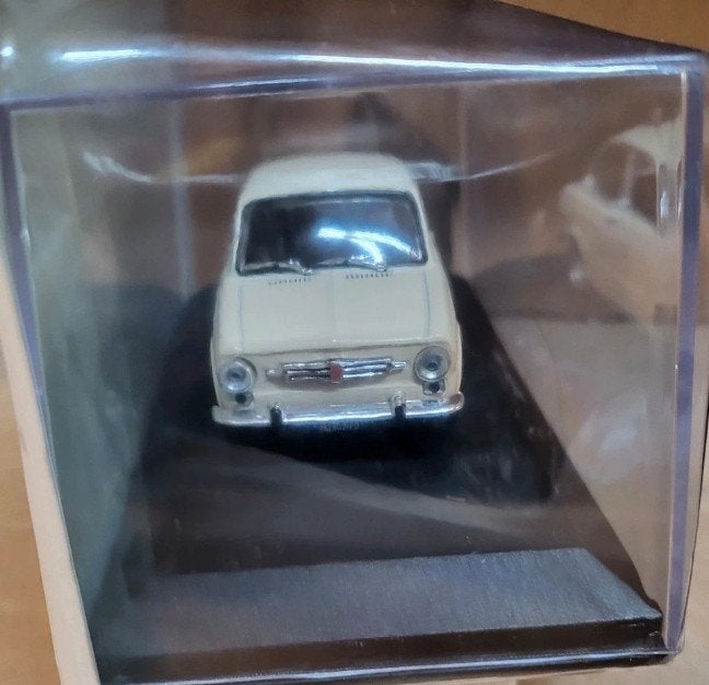 Fiat 850 beige 1:43 dans une boîte de présentation, Hobby & Loisirs créatifs, Enlèvement ou Envoi