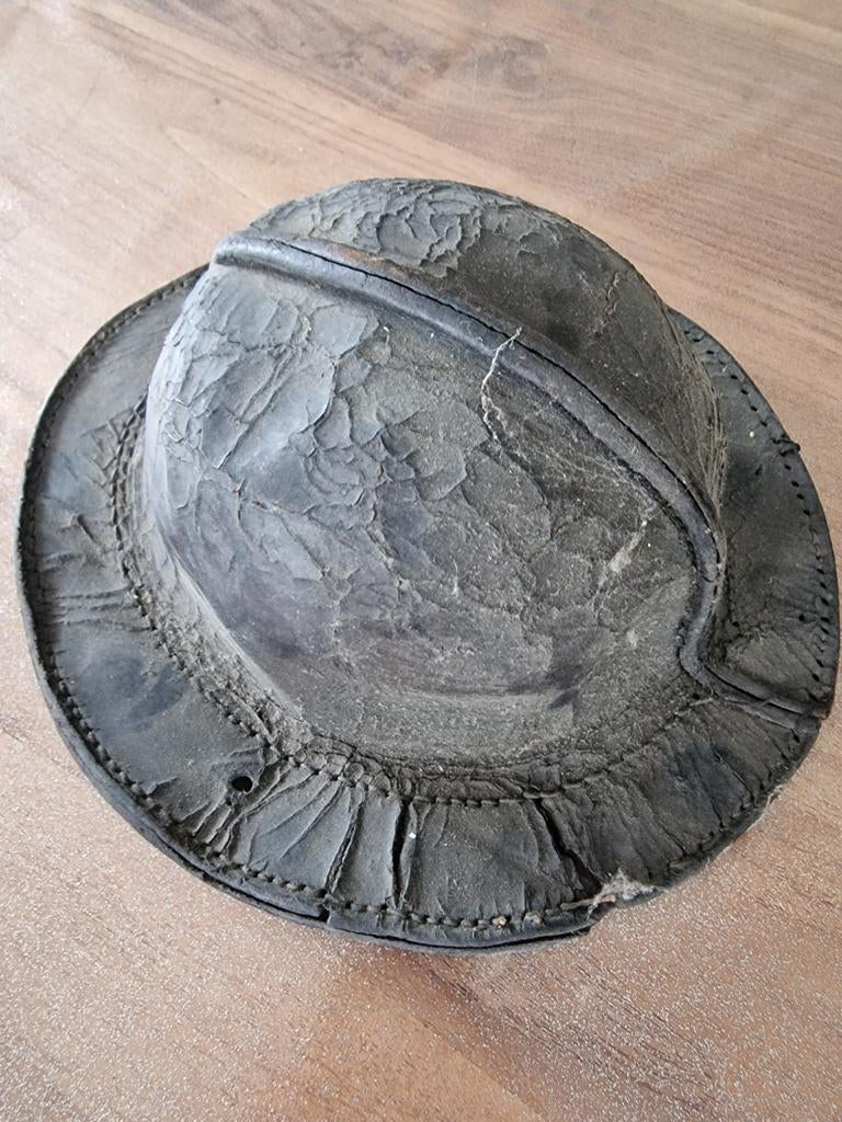 Ancien casque de mineur, Enlèvement