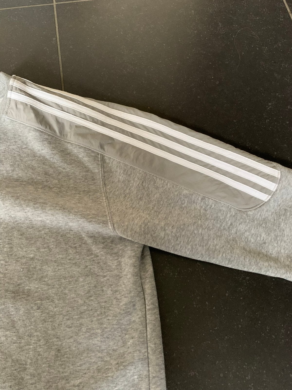 Grijze sweater adidas medium, Enlèvement ou Envoi, Comme neuf, Taille 48/50 (M), Gris
