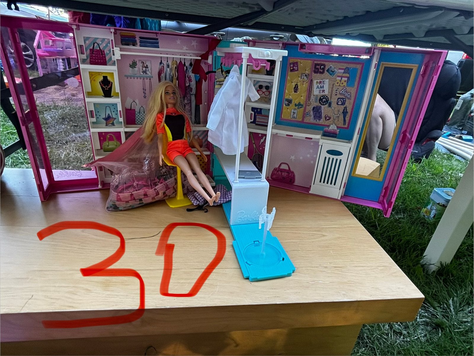 Barbie dressing, Enfants & Bébés, Jouets | Poupées, Enlèvement, Comme neuf, Barbie