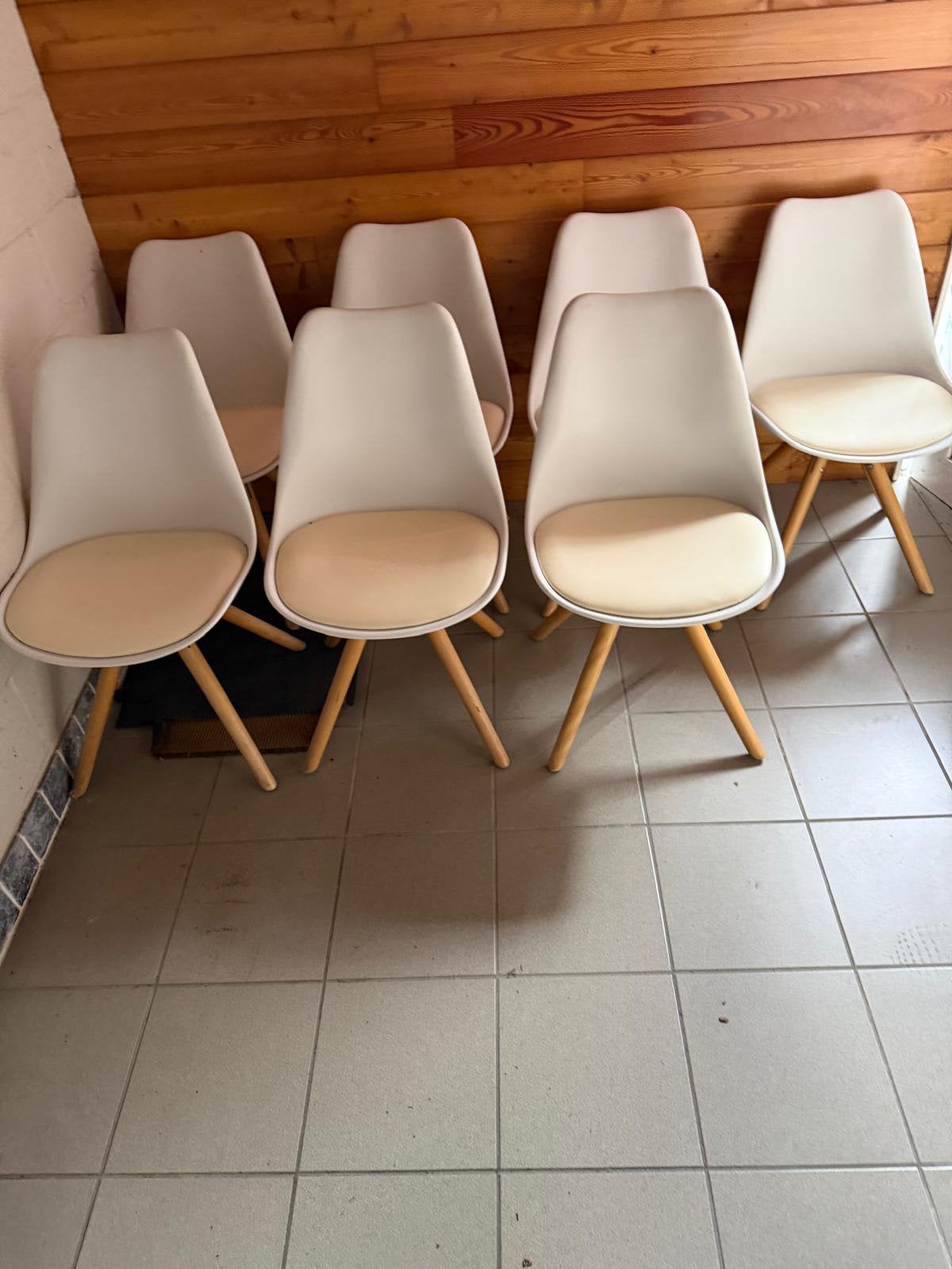 Titel: Set van 7 moderne witte stoelen met houten poten, Huis en Inrichting, Ophalen, Zo goed als nieuw, Wit