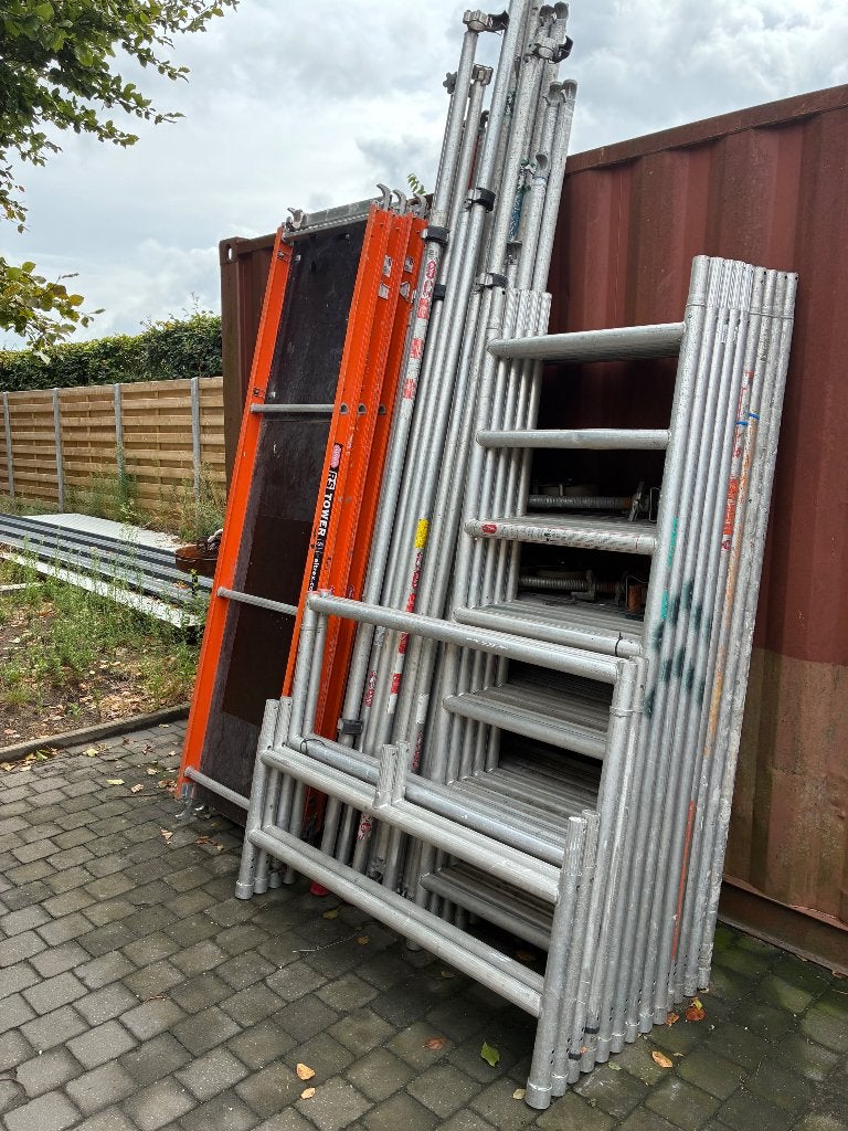 Altrex rolstelling en 2 aluminium loopbruggen van 6.2m., Enlèvement, Comme neuf, Échafaudage fixe ou roulant, 5 mètres de hauteur ou plus