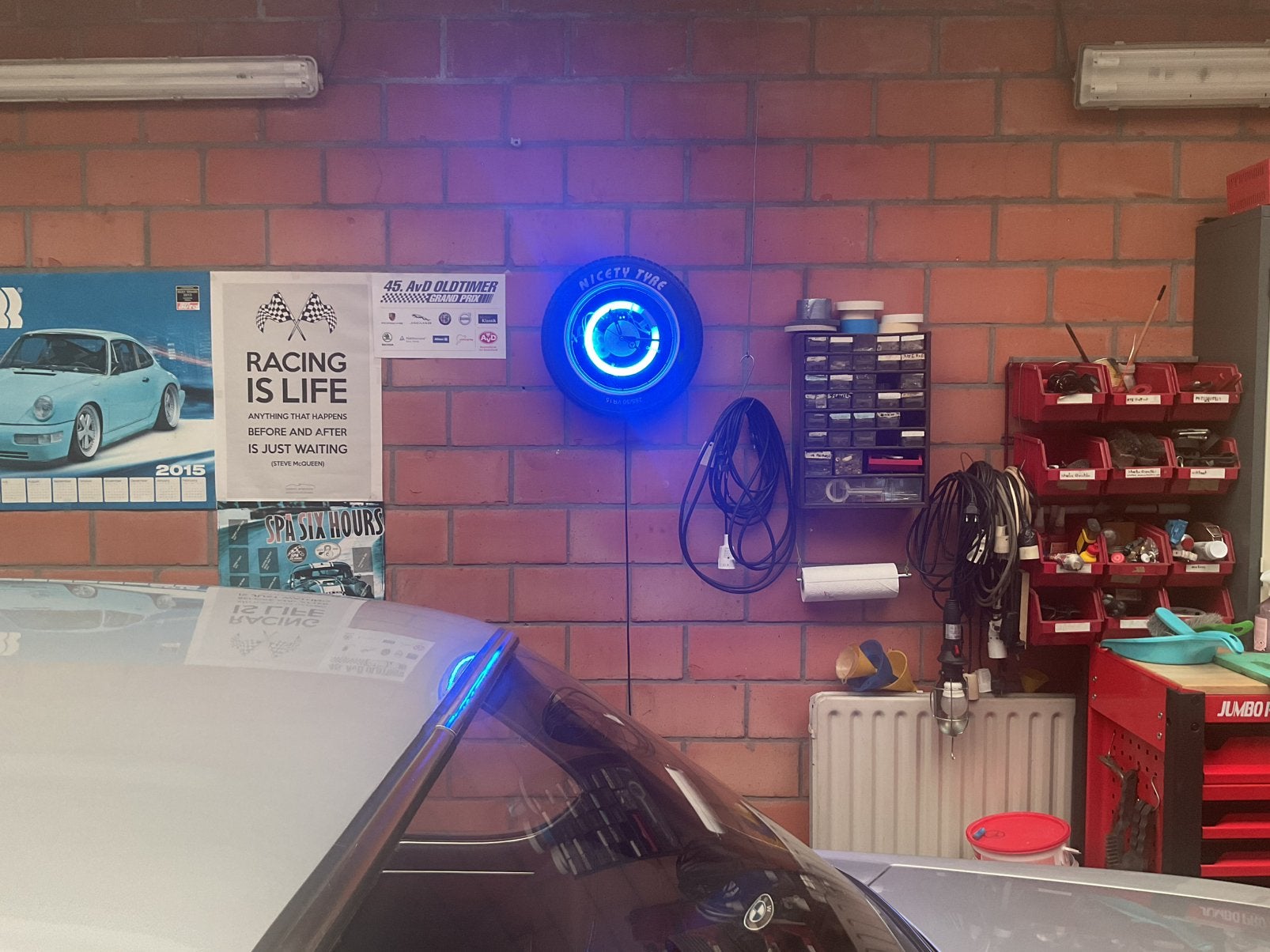 Verlichte klok voor in de mancave, Enlèvement