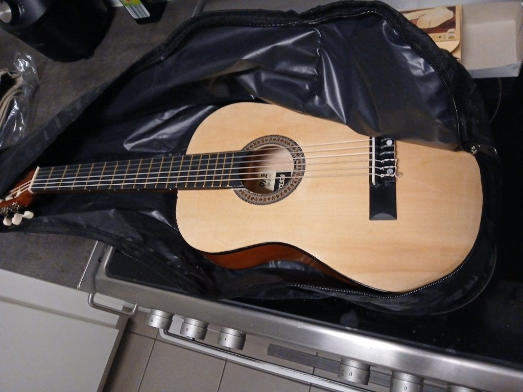 Petite guitare avec accessoires en très bon état, Enlèvement, Comme neuf, Guitare classique ou espagnole