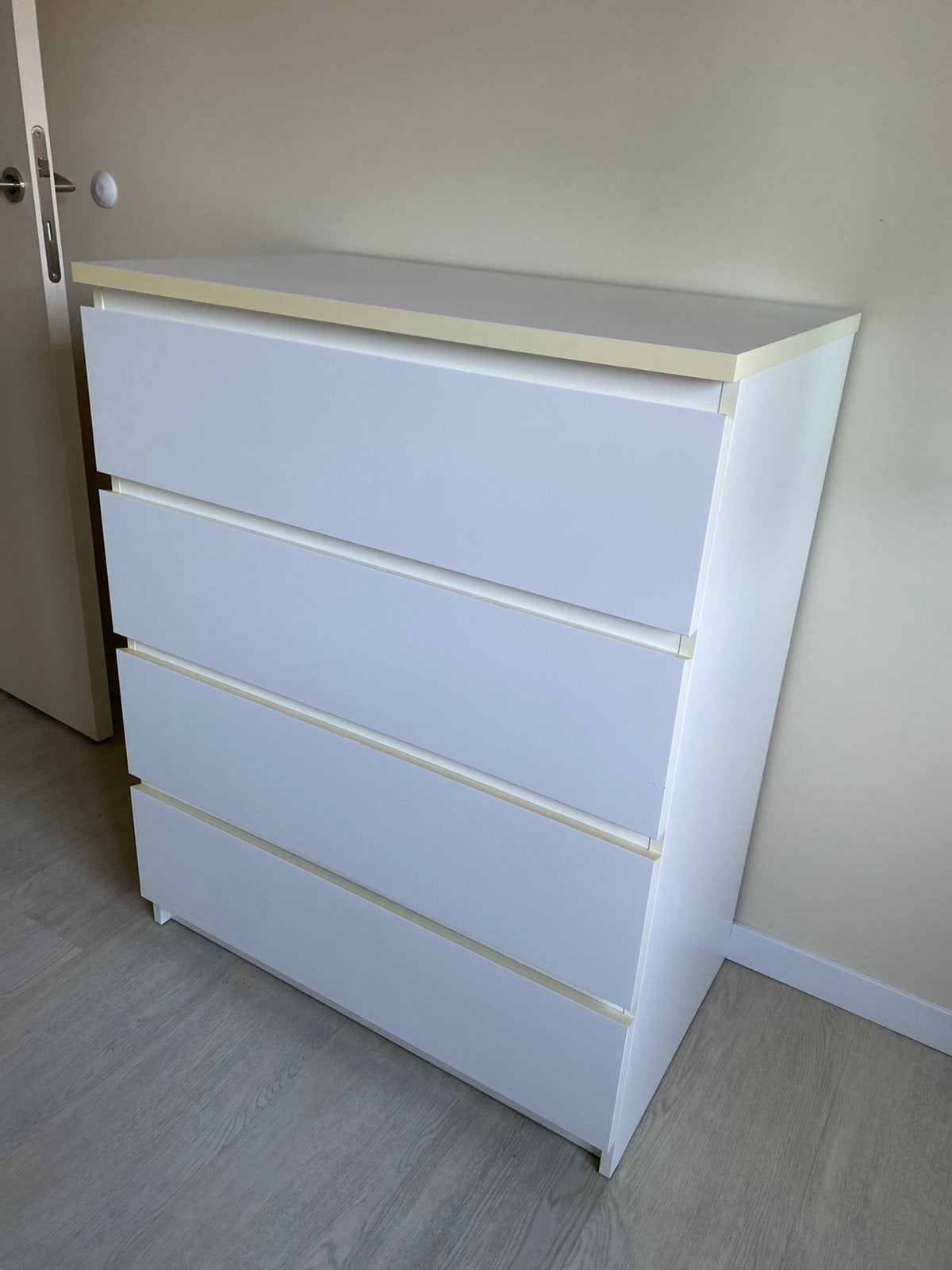 Commode blanche Malm Ikea avec 4 tiroirs, Maison & Meubles, Armoires | Commodes, Utilisé, Enlèvement
