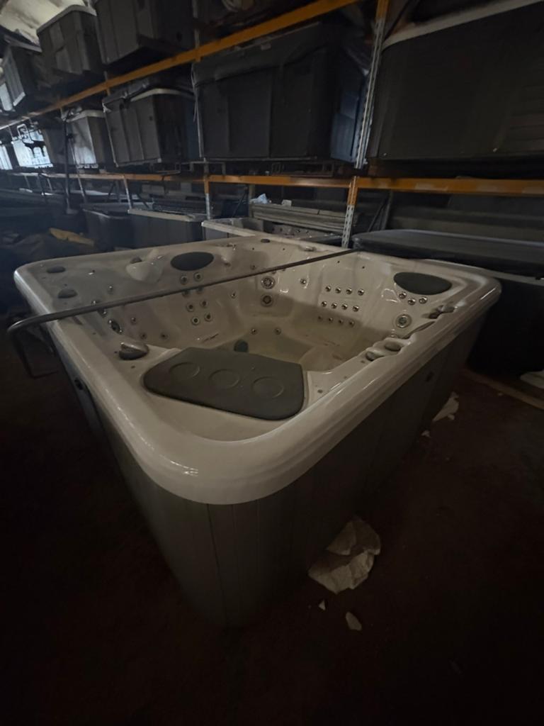 Jacuzzi, Sports nautiques & Bateaux, Chaloupes, Enlèvement, Comme neuf