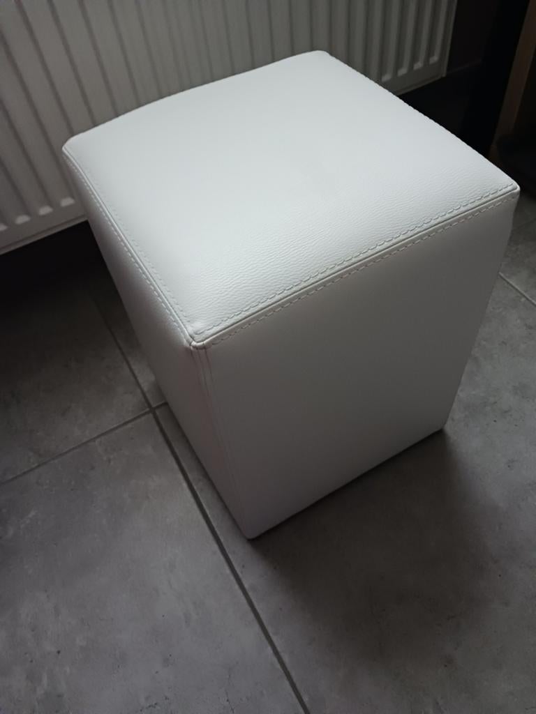 Wit klein poefje te koop., Ophalen, Zo goed als nieuw