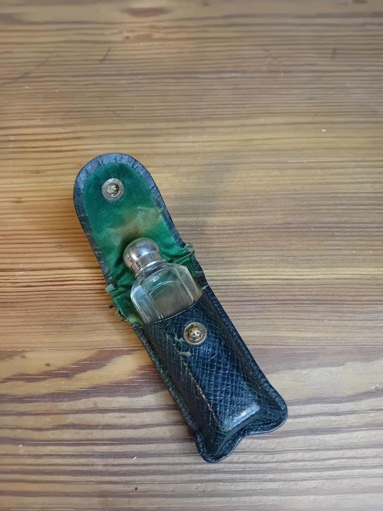 Flacon à sels / parfum ancien avec étui cuir - 8cm, Envoi