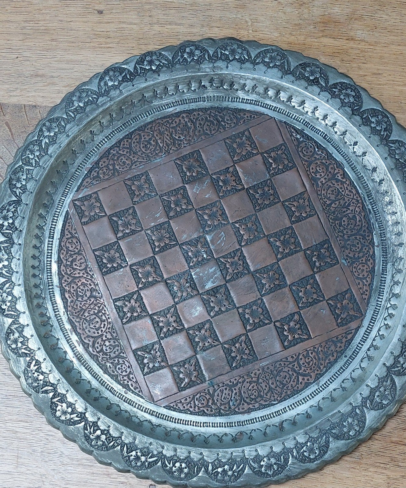 Grand plateau / Échiquier oriental en cuivre étamé gravé
