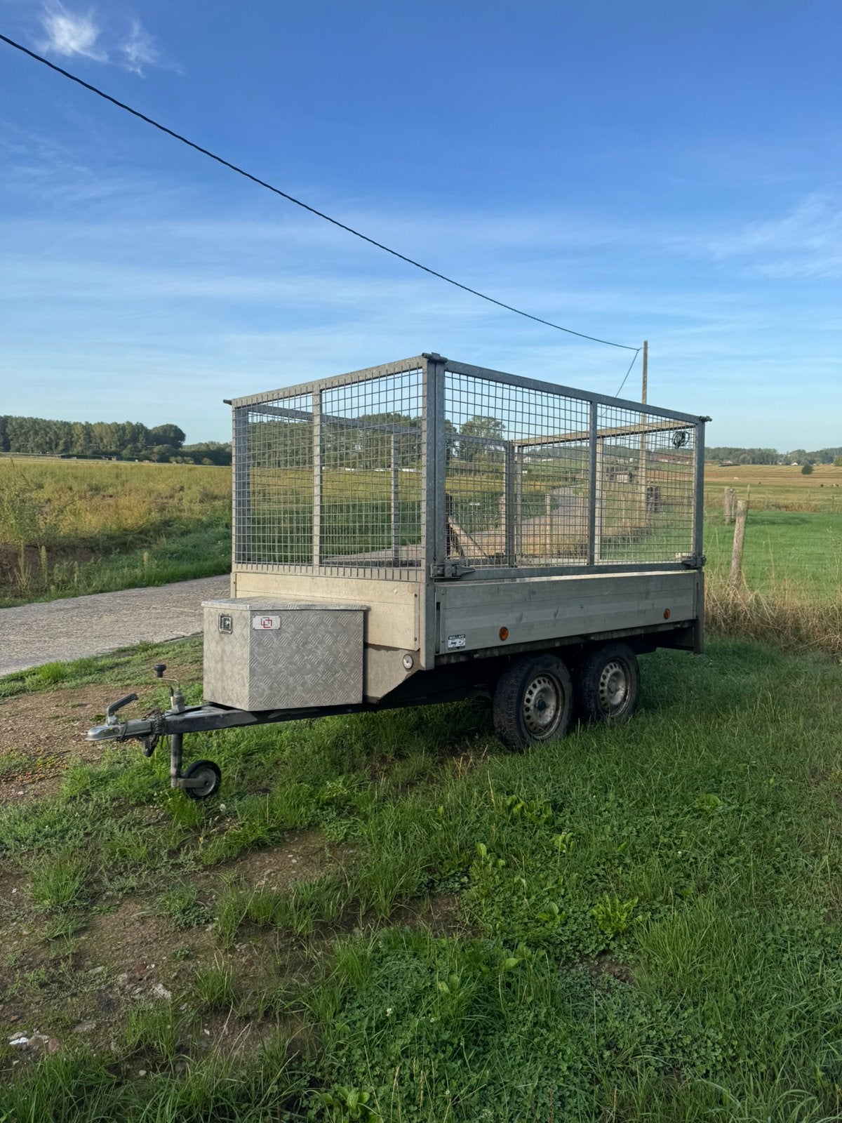 Plateau aanhangwagen 750kg met hoge loofrekken
