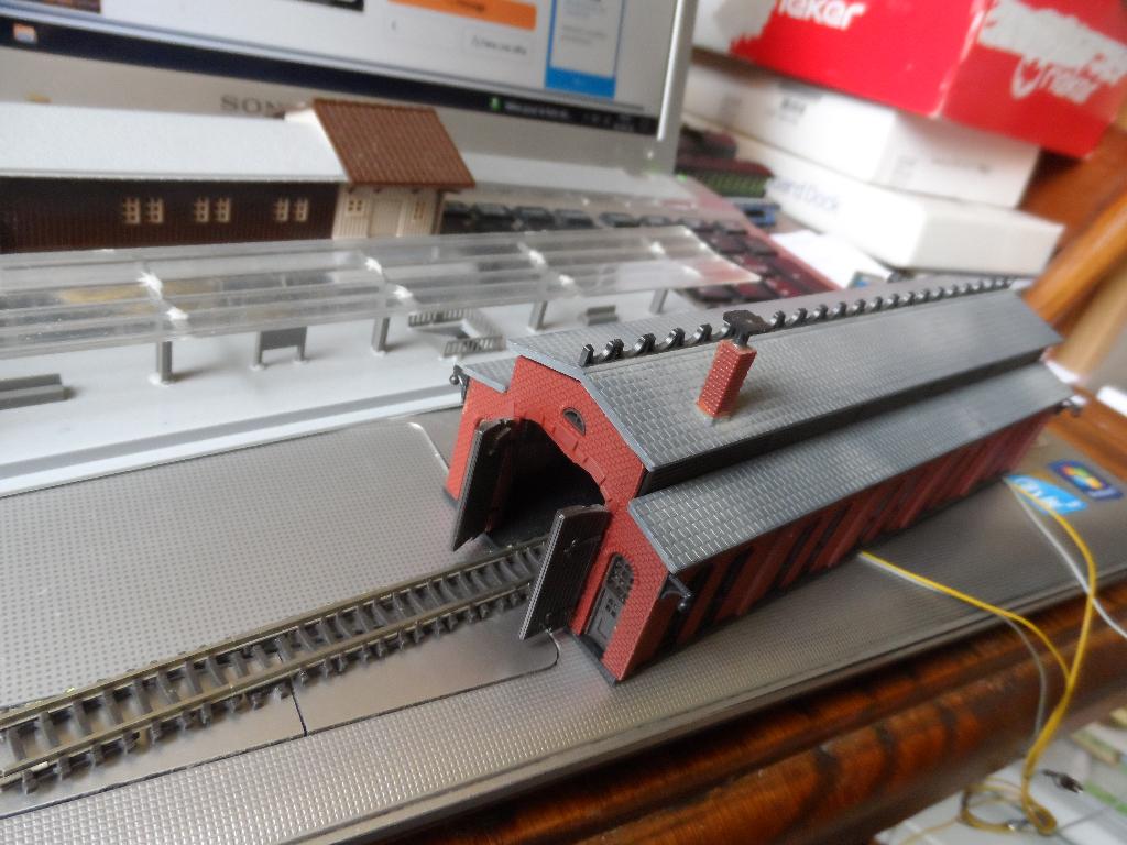 MARKLIN Z - Bâtiments (Entrepôt+remise+quai de gare) Rails+, Hobby & Loisirs créatifs, Trains miniatures | HO, Comme neuf, Pont, Tunnel ou Bâtiment
