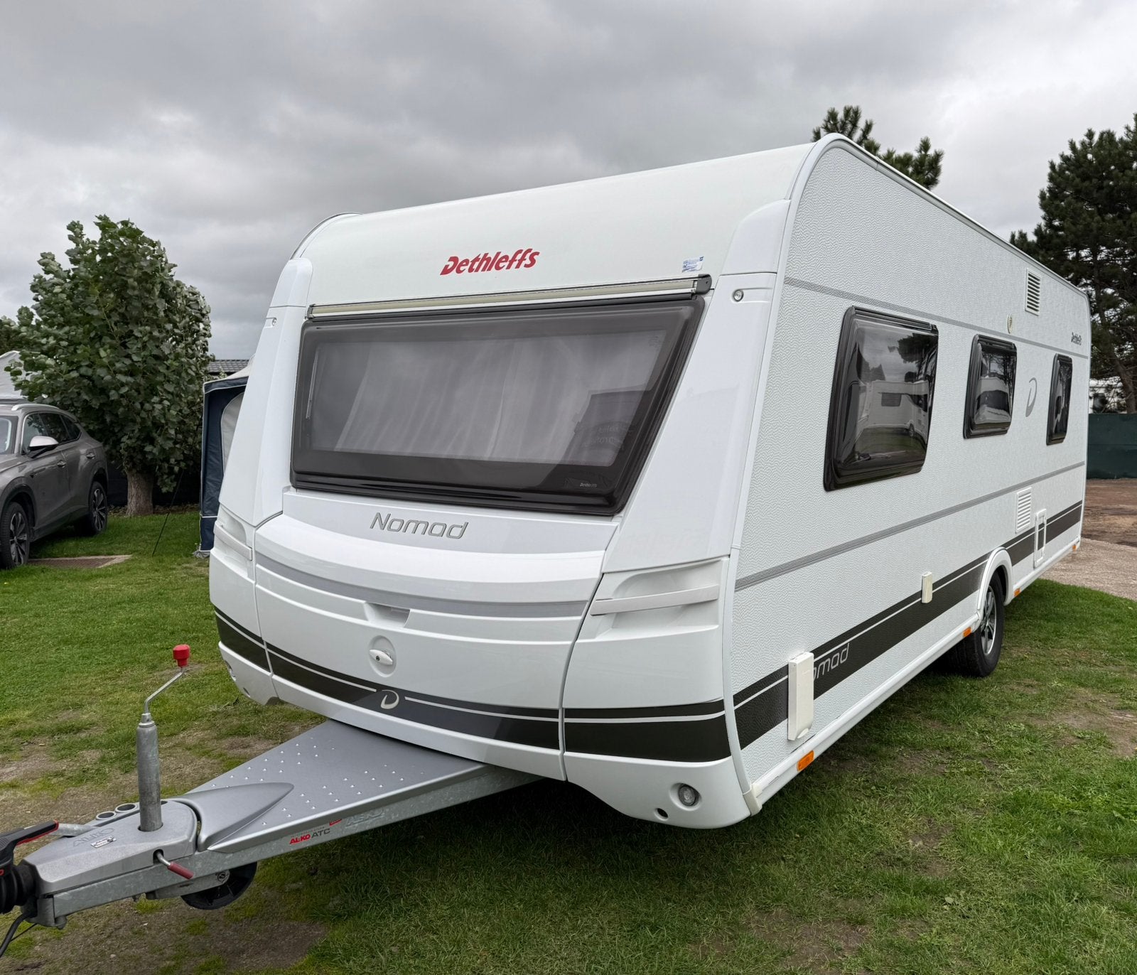 Zeer ruime Dethleffs Nomad 590 RF met douche en veel luxe, Vast bed, Particulier, Voortentlamp, Dethleffs