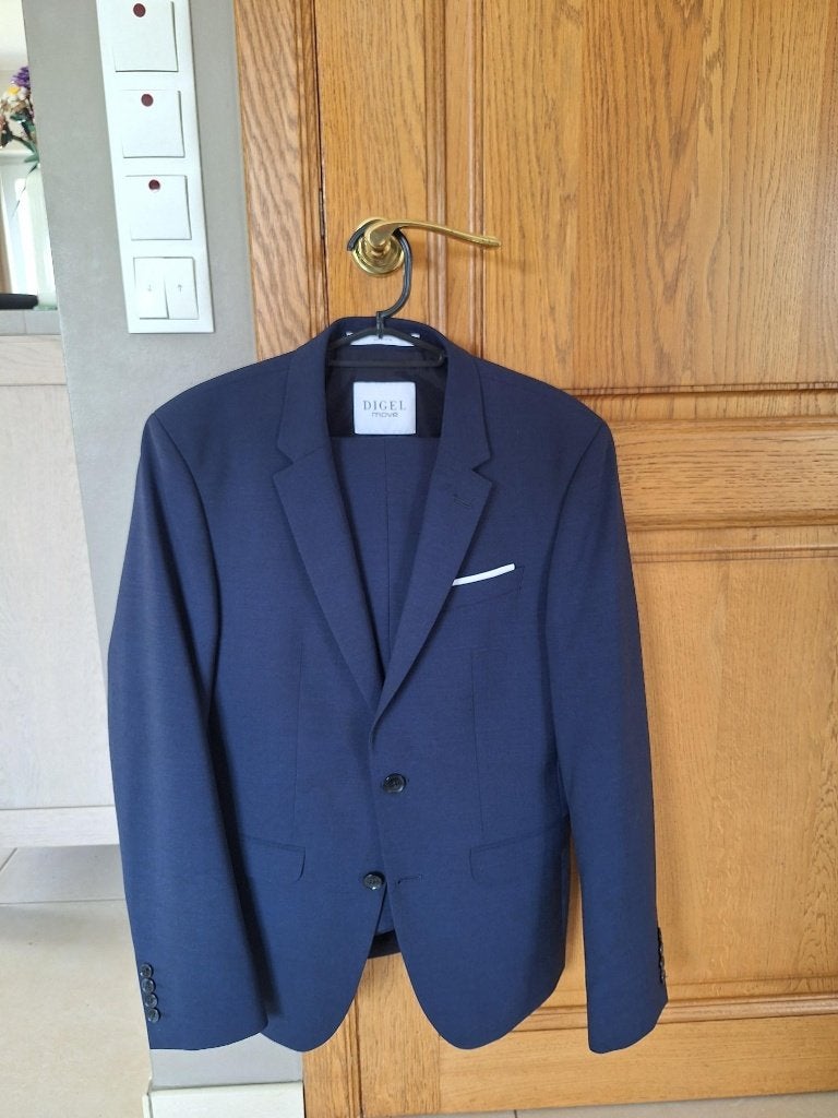 donkerblauw kostuum (blazer + broek) + wit hemd, Blauw, Digel, Ophalen of Verzenden, Zo goed als nieuw