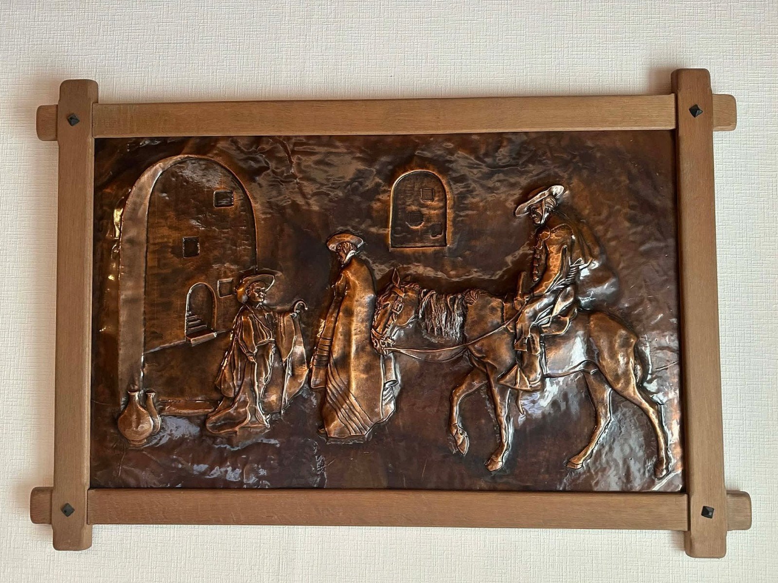 Cadre bois et cuivre repoussé scène Don Quichotte, Enlèvement, Bois
