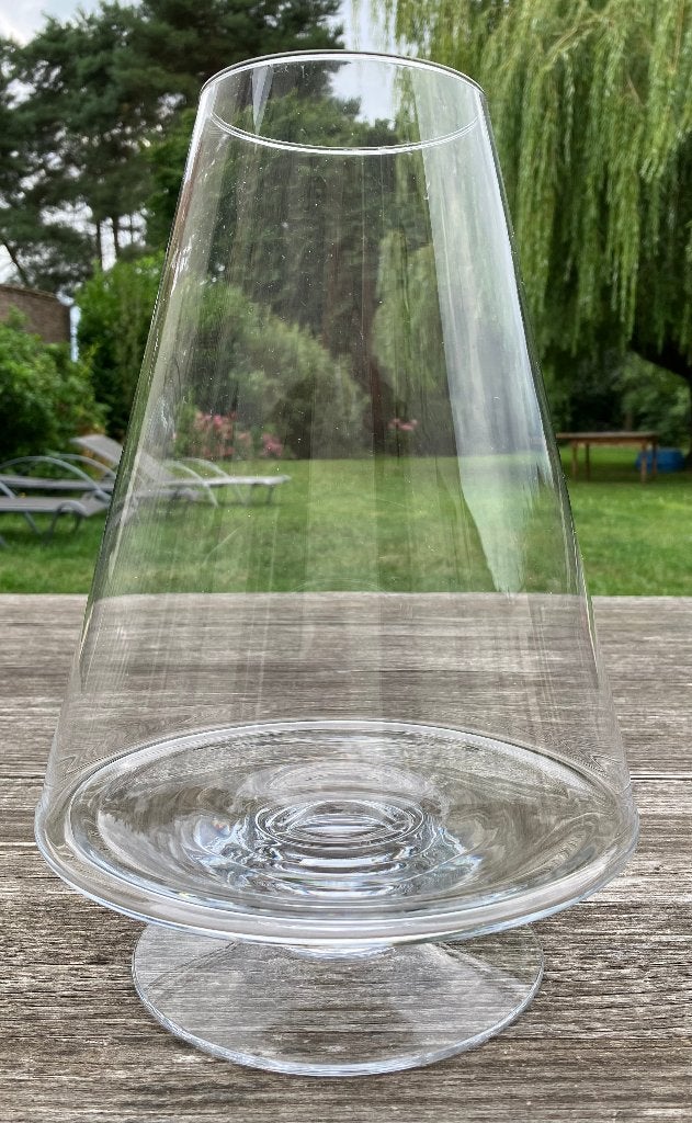 Grote transparante vaas op voet, vorm van een wijnglas, Huis en Inrichting, Woonaccessoires | Vazen, Zo goed als nieuw, Transparant