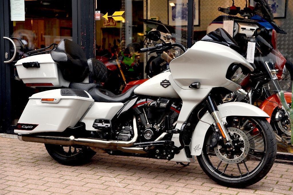 HARLEY DAVIDSON 117 ROAD GLIDE CVO ***MOTOVERTE.BE***, Motoren, 2 cilinders, Occasion, Chopper, Bedrijf