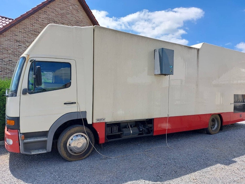 vrachtwagen Mercedes, Auto's, Vrachtwagens, Particulier, Mercedes-Benz, Diesel, Euro 2, 3 deurs, Handgeschakeld, Wit, Grijs, Stof