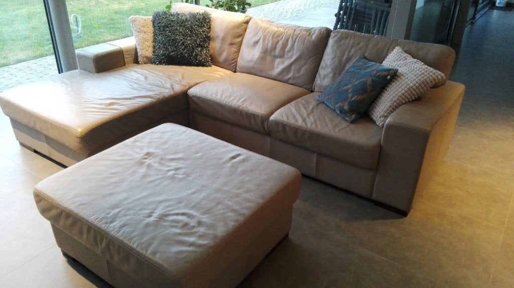 Taupe kleurige leder hoek salon met bijhorende poef, Huis en Inrichting, Ophalen, 250 tot 300 cm, Gebruikt, Hoekbank