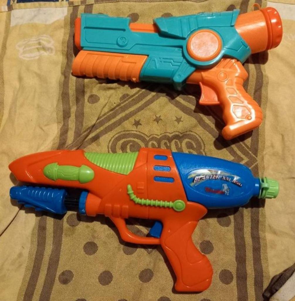 Pistolet à eau
5 euros pour les 2

Celui du dessus fonctionn, Enlèvement