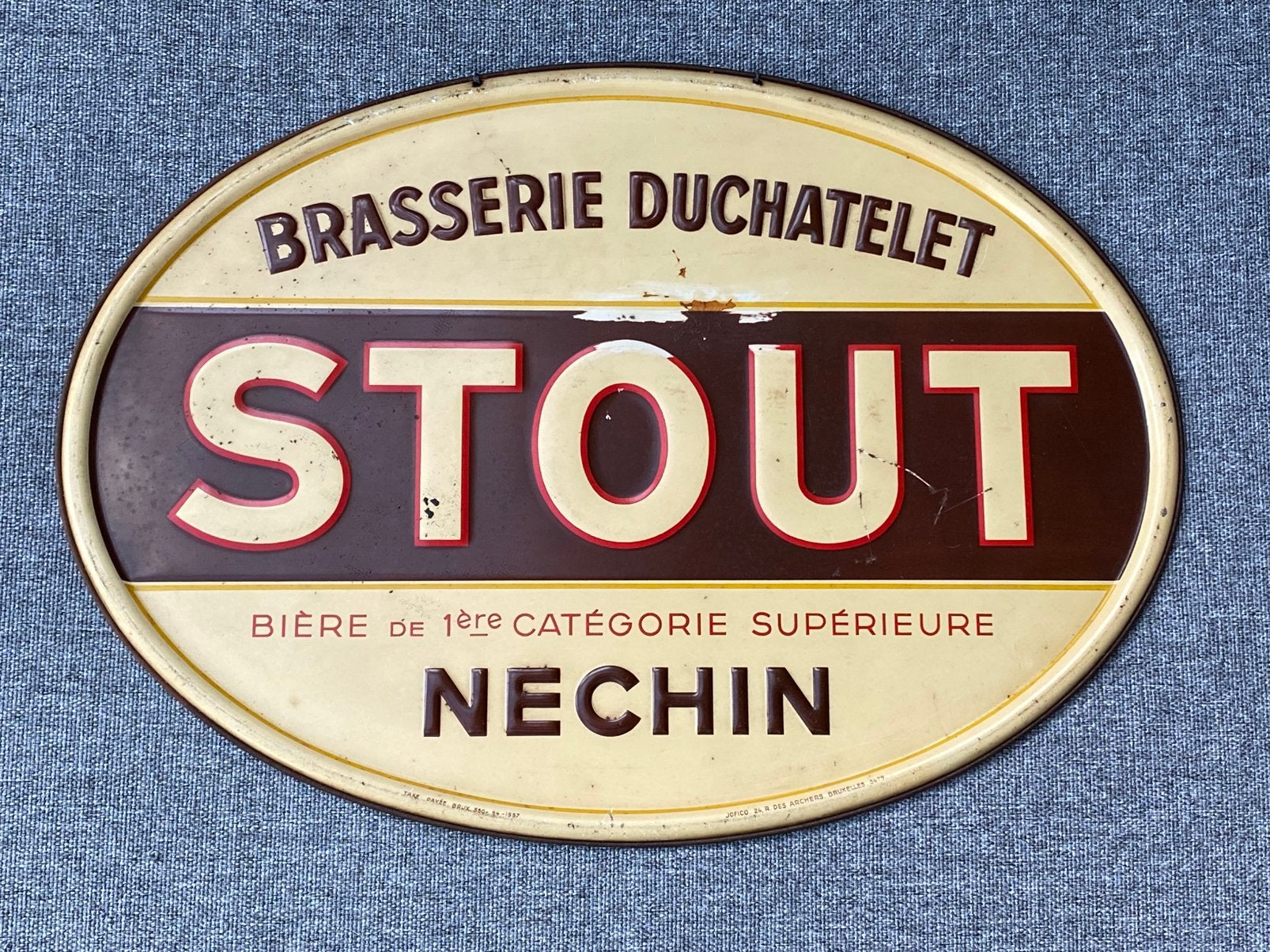 1937 Metalen bord in reliëf brasserie DUCHATELET - NECHIN, Verzamelen, Verzenden, Gebruikt, Reclamebord, Plaat of Schild