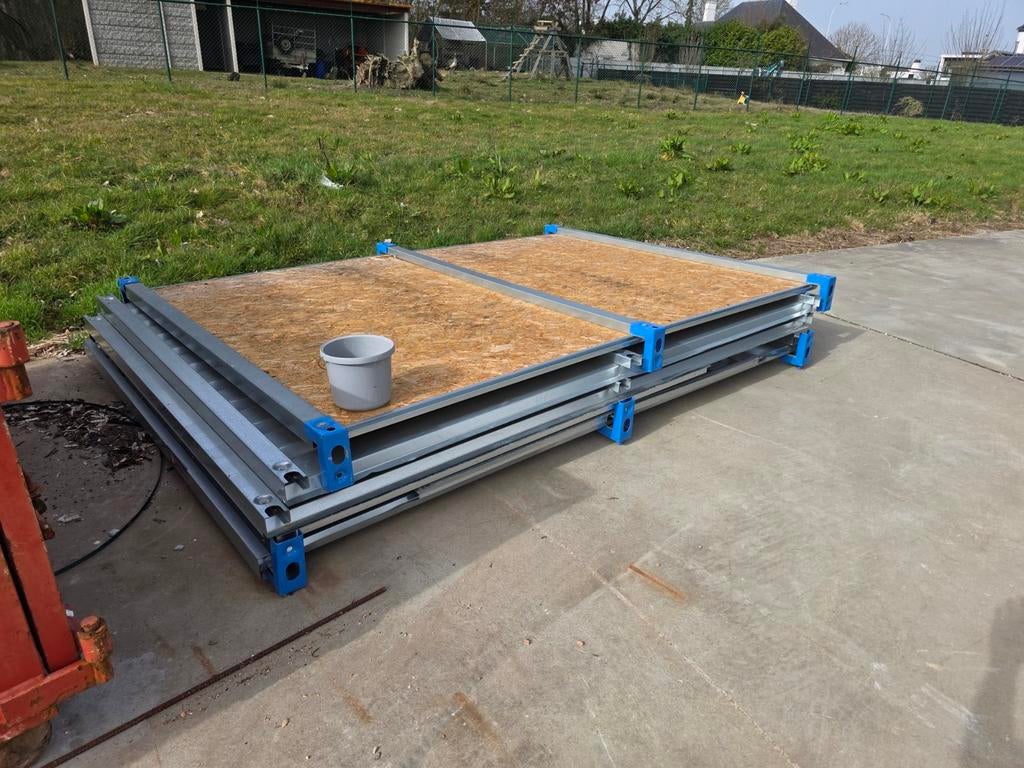 Modelaire materiaal container, Ophalen