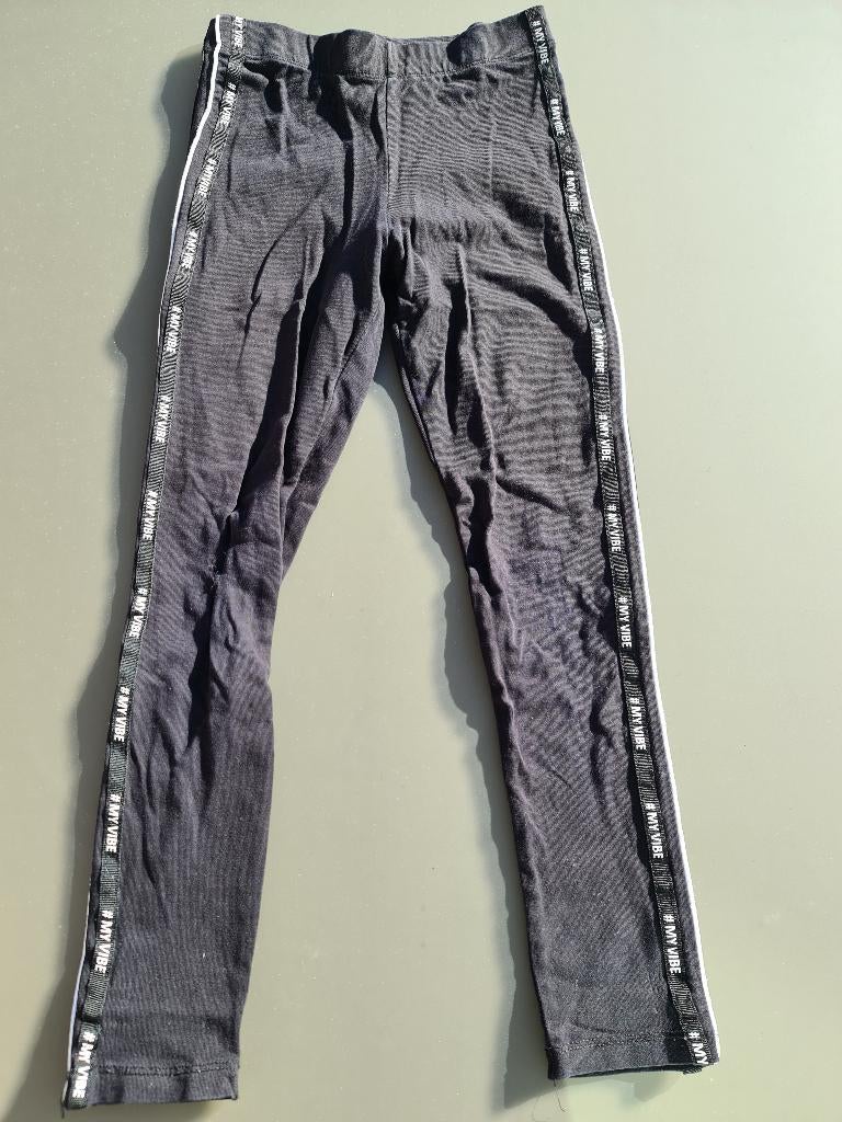zwarte training broek My Vibe, CA, 128, Enfants & Bébés, Vêtements enfant | Taille 128, Enlèvement, Comme neuf, Pantalon