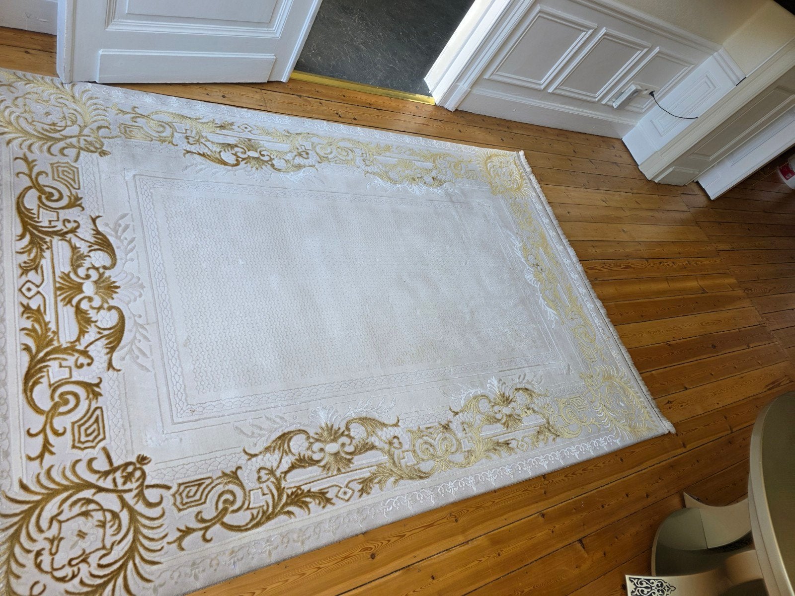 Tapis blanc et doré, Enlèvement, Doré