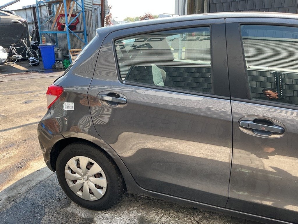 PORTIER RECHTS ACHTER Toyota Yaris III (P13) (|670030D190|), Gebruikt, Deur, Achter, Kundenbetreuung@toyota.de