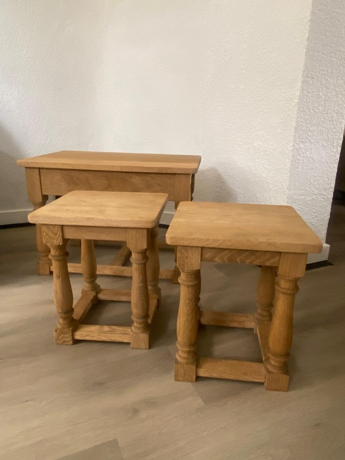 eiken bijzettafeltjes, Enlèvement