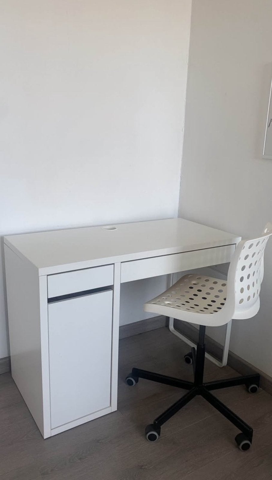 Bureau MICKE IKEA + Chaise, Ophalen, Zo goed als nieuw, IKEA