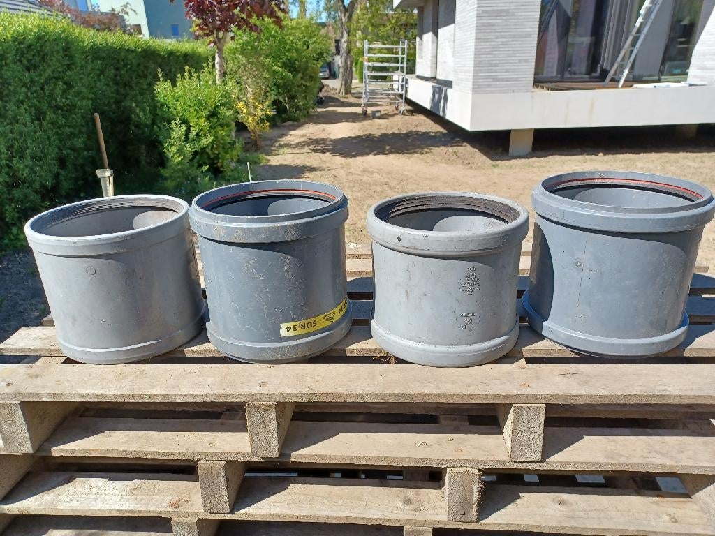 Diverse PVC rioleringsonderdelen 200 - 125 - 110 mm, Doe-het-zelf en Bouw, Buizen en Afvoer, Ophalen, Bochten, PVC, Zo goed als nieuw