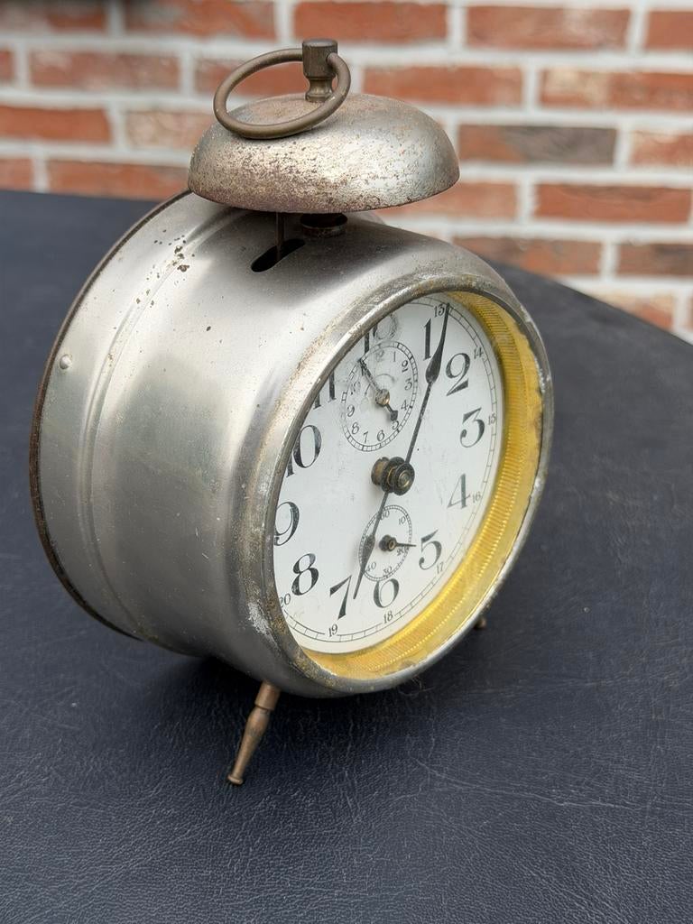 antieke mechanische wekker, Ophalen