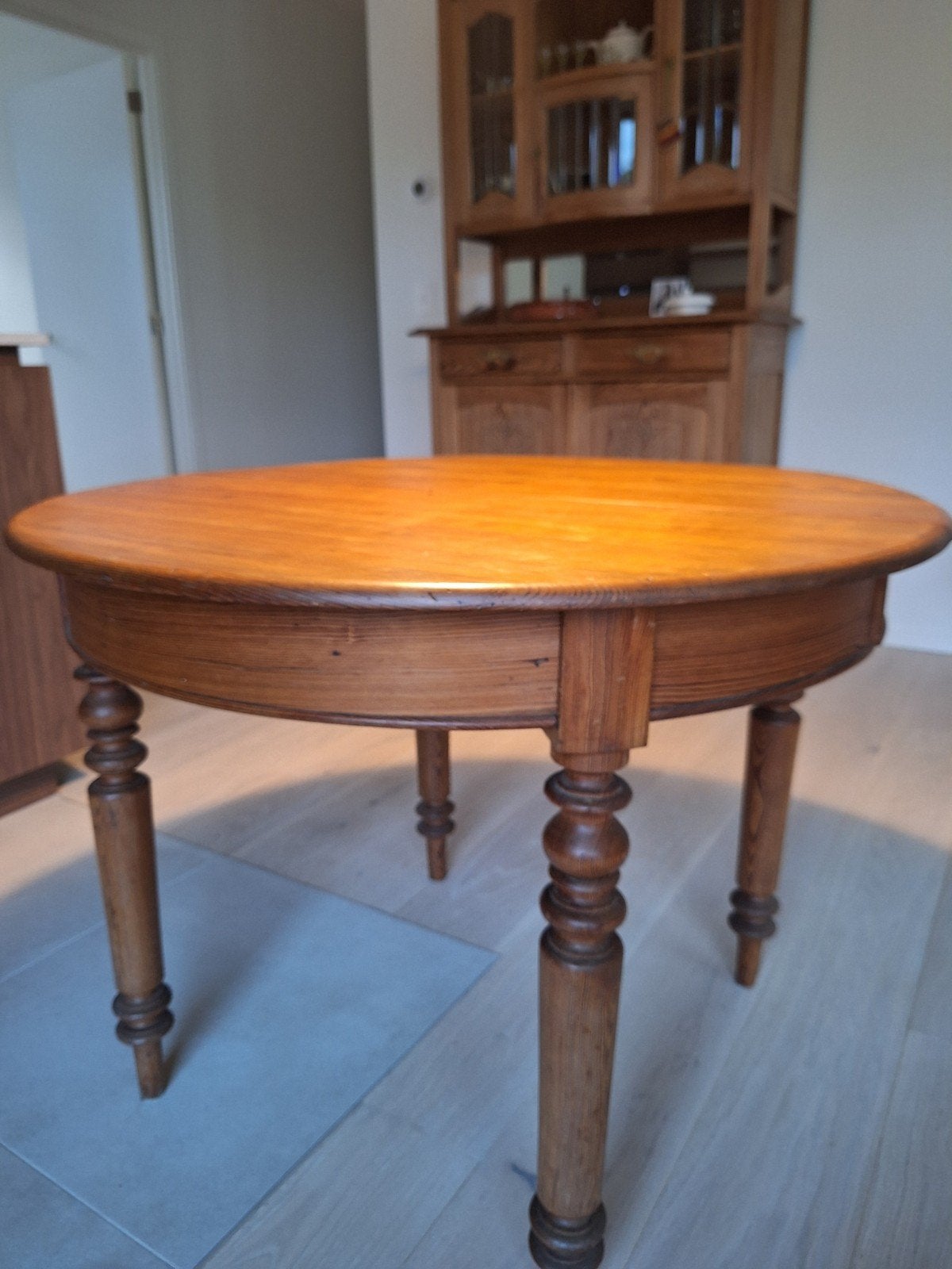 Hoogst decoratief pich-pine tafeltje, Enlèvement