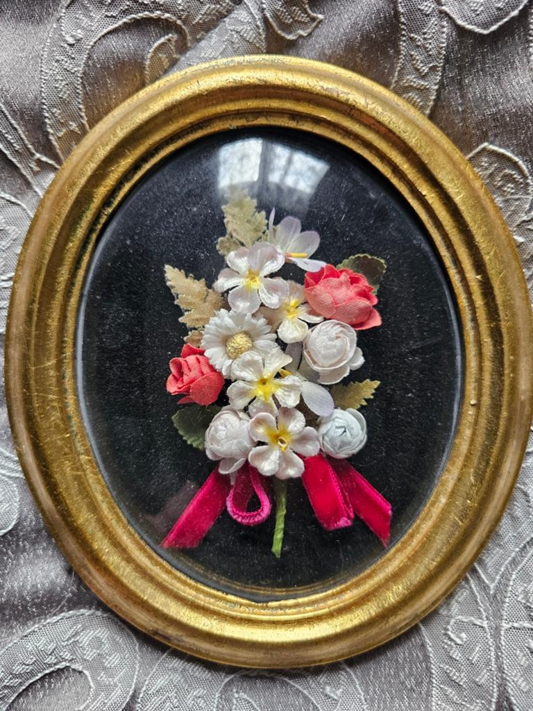 Kleine decoratieve bloemenfoto onder gebogen glas, Handtassen en Accessoires, Broches, Ophalen, Roze
