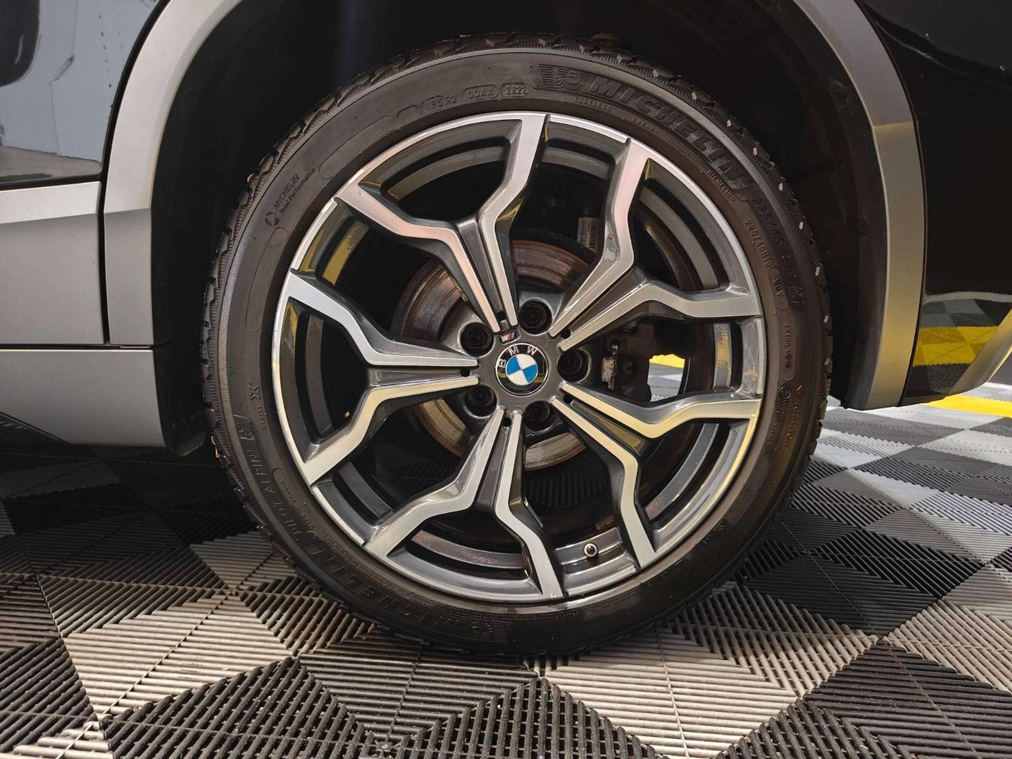 BMW X2 sDrive18 M + Shadowpack/Pano/LED/19"/Keyless/Ambi/, Auto's, BMW, 135 pk, X2, Gebruikt, Zwart