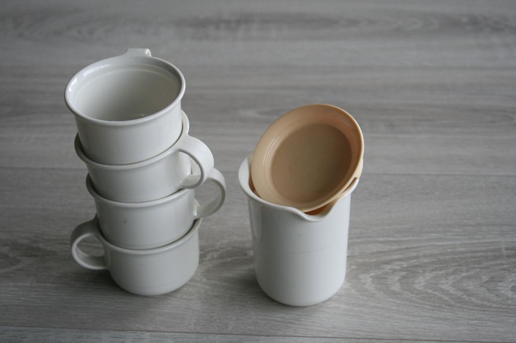 Tupperware melkkannetje en 4 tasjes, Ophalen of Verzenden, Nieuw, Crème