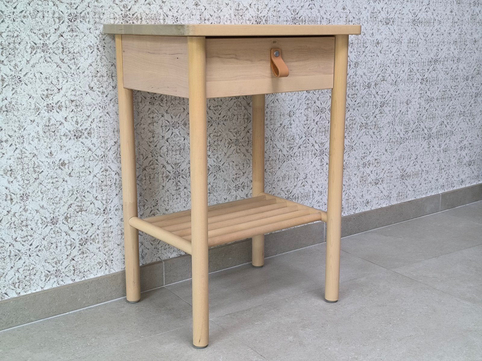 Ikea BJORKSNAS Table de chevet (Très bon état!), Maison & Meubles, Tables | Tables d'appoint, Utilisé, 60 cm ou plus, Moins de 55 cm