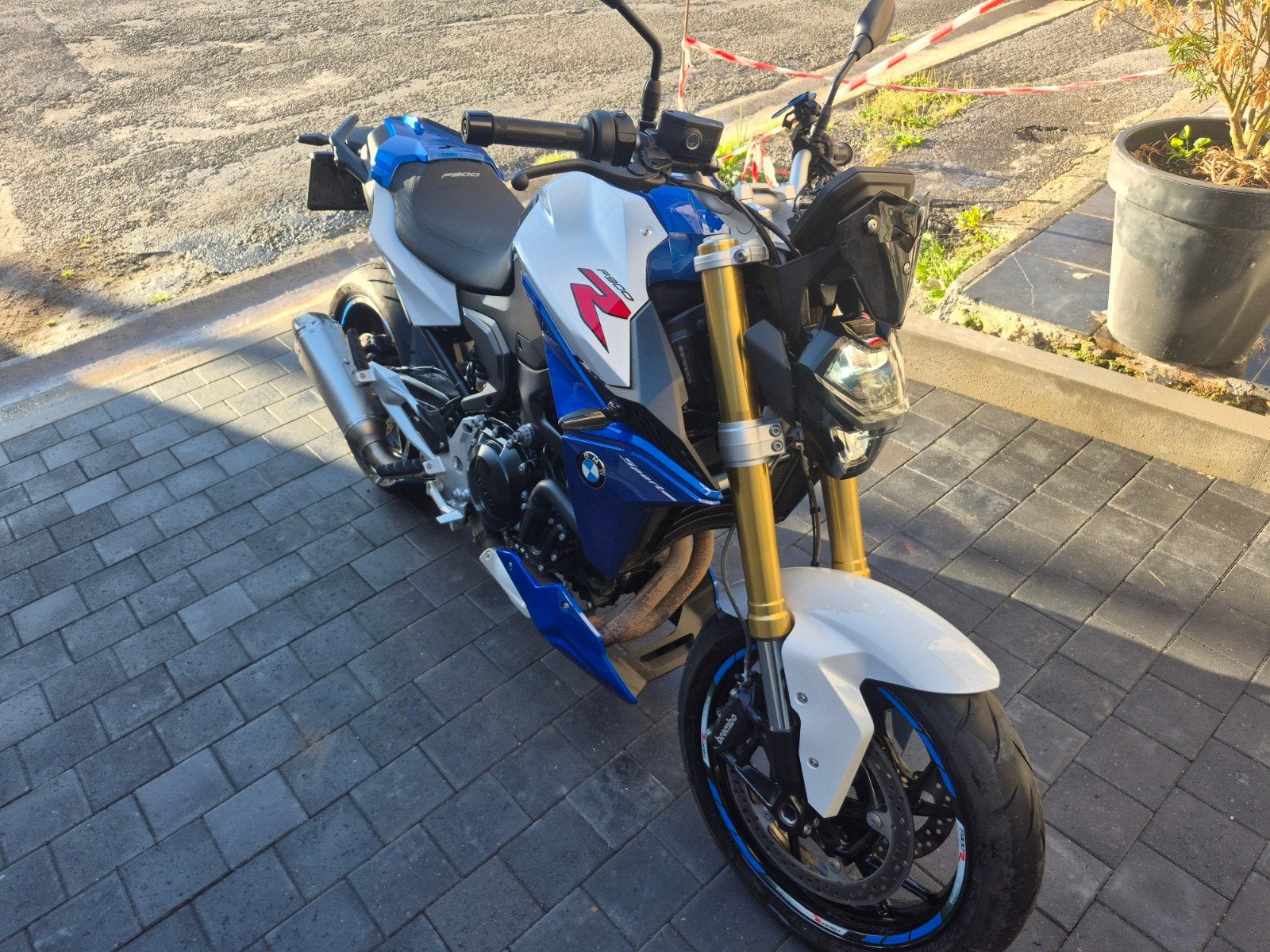 BMW F900R, Motoren, Ophalen