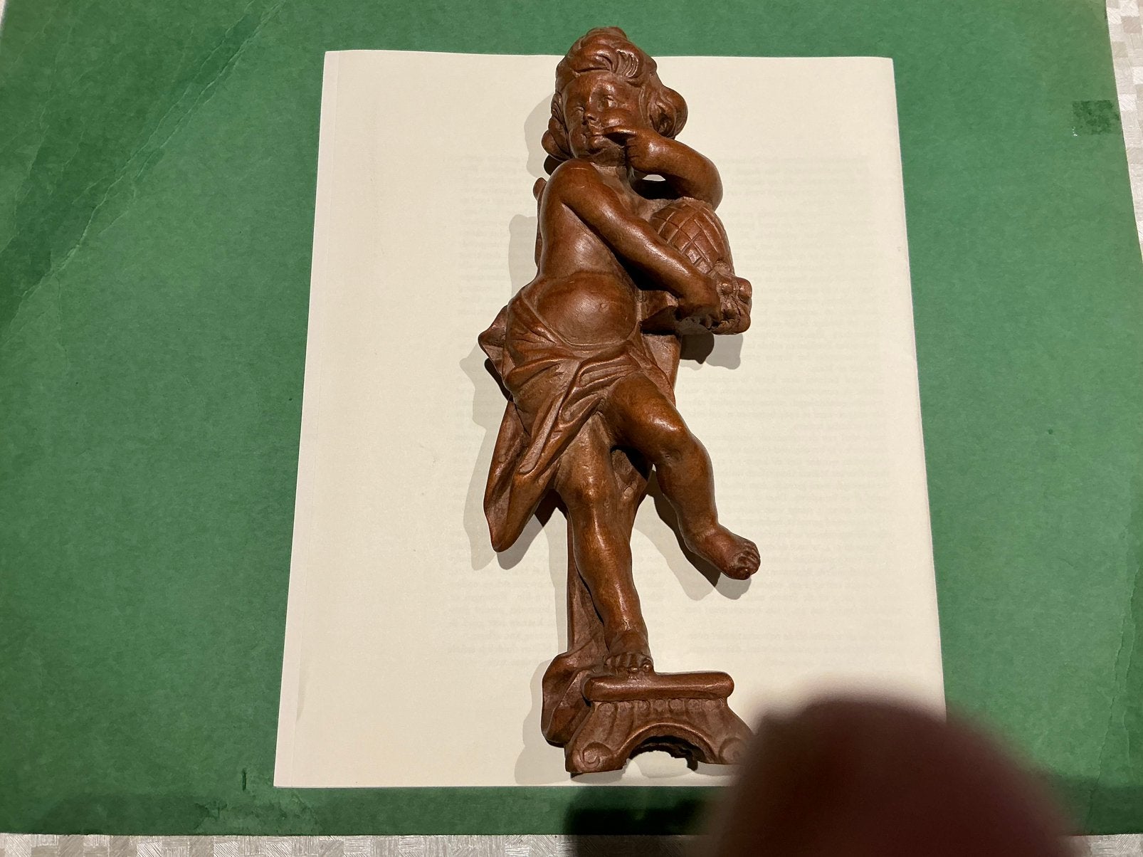 Houten beeldje van een kindje met een bijenkorf. Hoogte 31cm, Ophalen