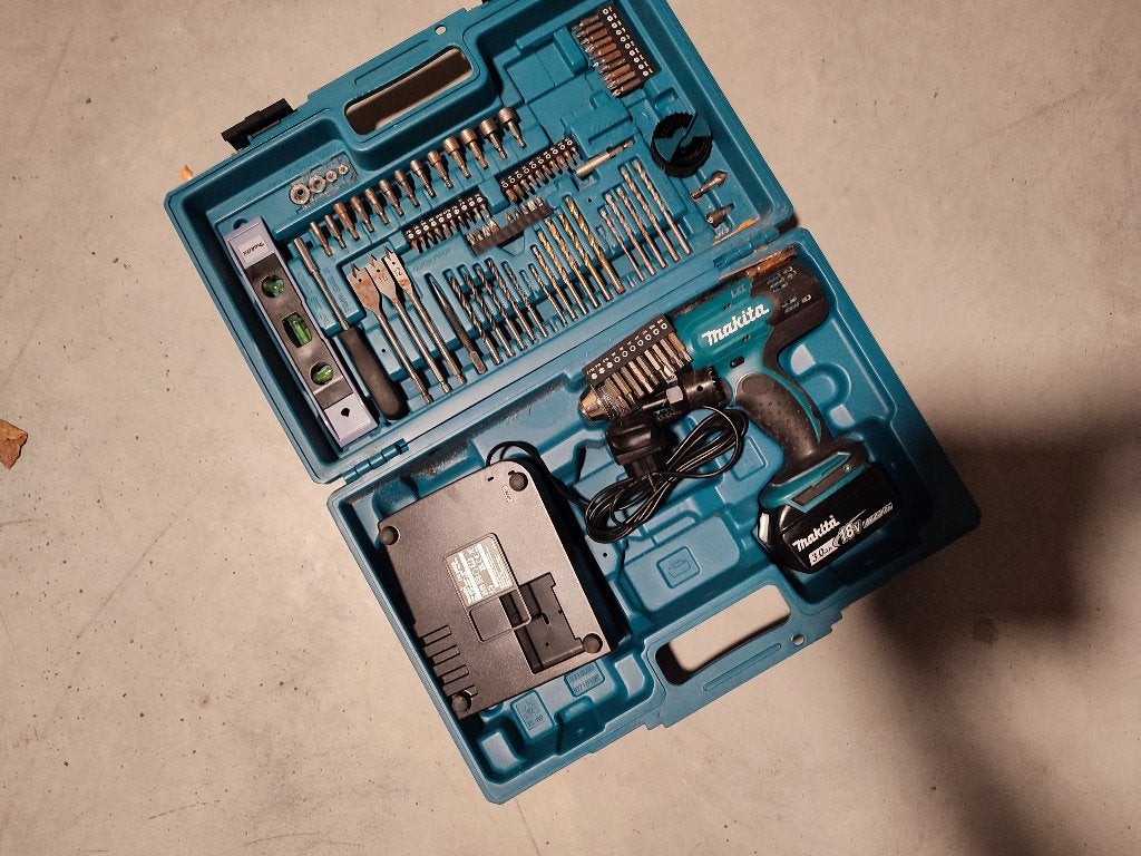 Makita boormachine met boren, Doe-het-zelf en Bouw, Ophalen, Zo goed als nieuw, Boormachine